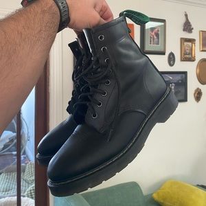 Solovair 8 eye Derby Boot